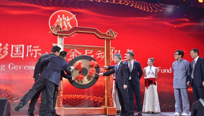 “腾飞·中影”2015年战略发布会在上海隆重举办  现场签署数十项战略合作协议 成龙、刘烨等多位明星助阵